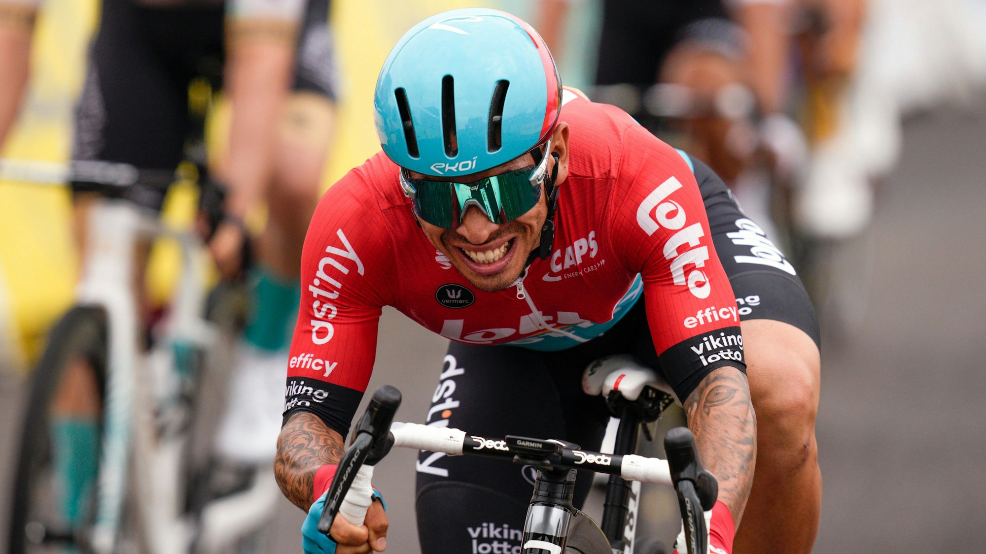 Der australische Radsportler Caleb Ewan verzieht im Zielsprint bei der Tour de France das Gesicht. Er trägt das Trikot seiner Mannschaft Lotto-Dstny.