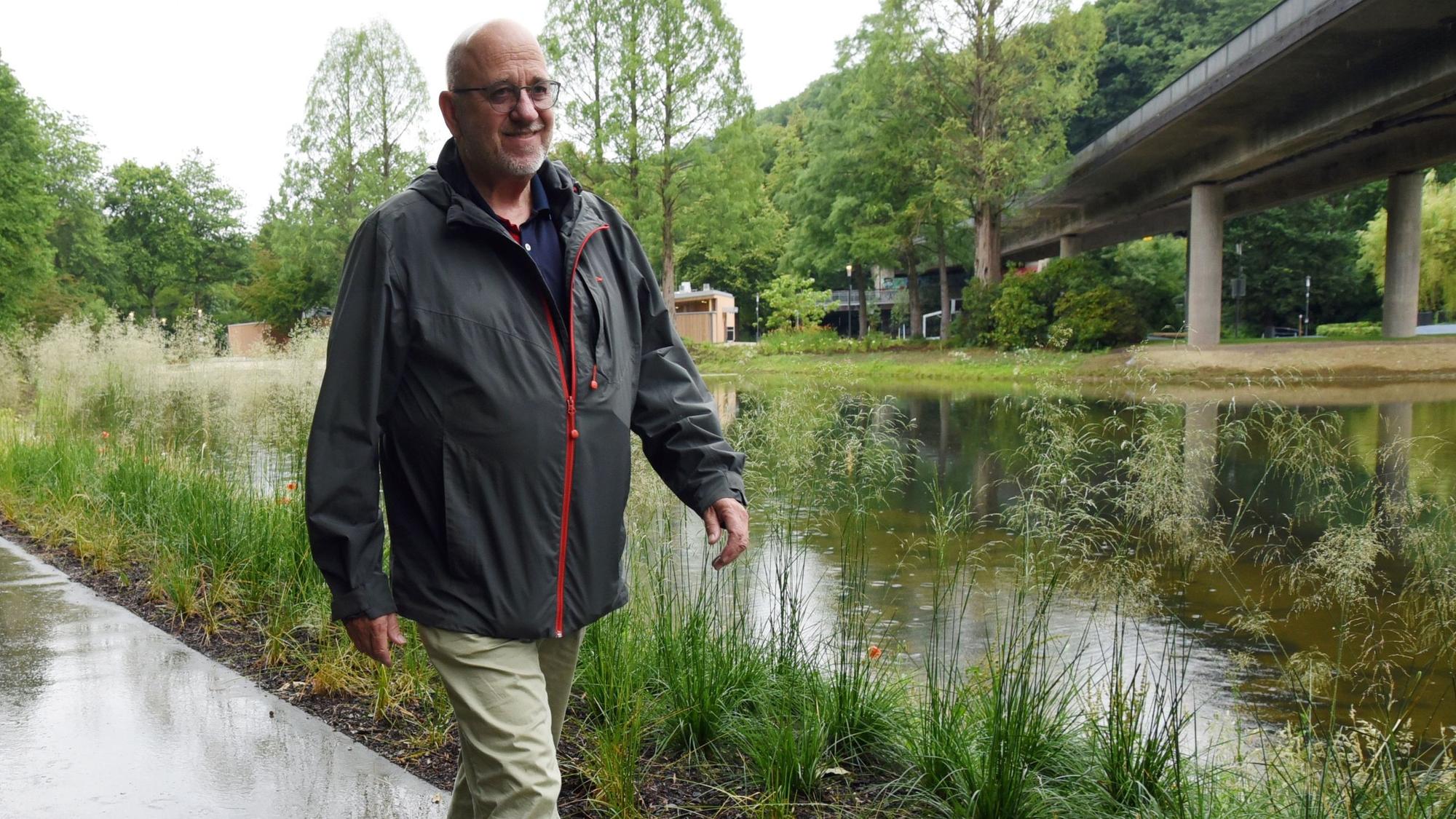 Auf den neuen Wegen im Wiehlpark anzutreffen ist am Eröffnungstag auch Bernd Andrissek. Er findet, dass die Stadt die Kosten von rund zehn Millionen Euro gut angelegt hat.