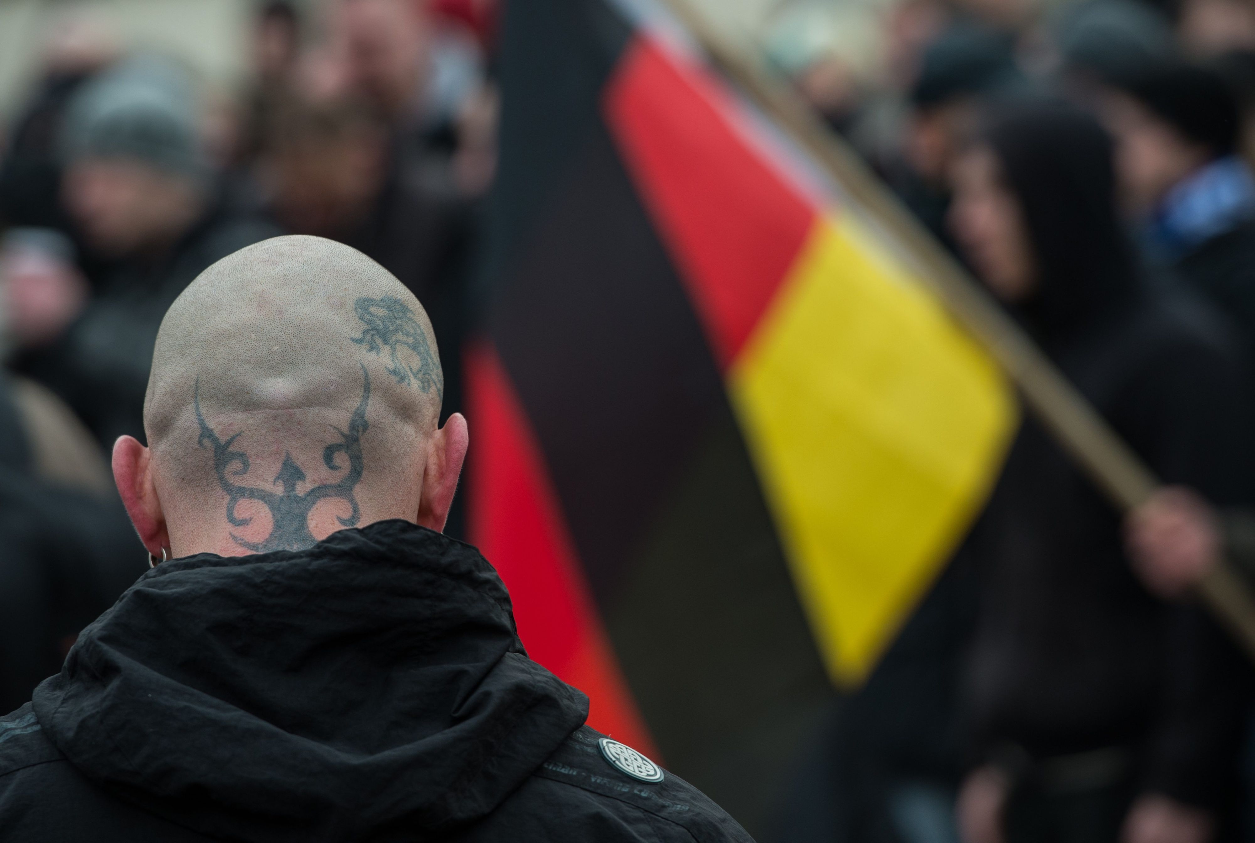 ARCHIV - 17.01.2015, Brandenburg, Frankfurt (Oder): ILLUSTRATION - Ein Teilnehmer einer Demonstration gegen angeblichen Asylmissbrauch und neue Flüchtlingsheime wartet auf den Beginn eines Marsches durch die Oderstadt. (zu dpa:  «Mehr politisch motivierte rechte Straftaten in Brandenburg») Foto: Patrick Pleul/dpa-Zentralbild/dpa +++ dpa-Bildfunk +++