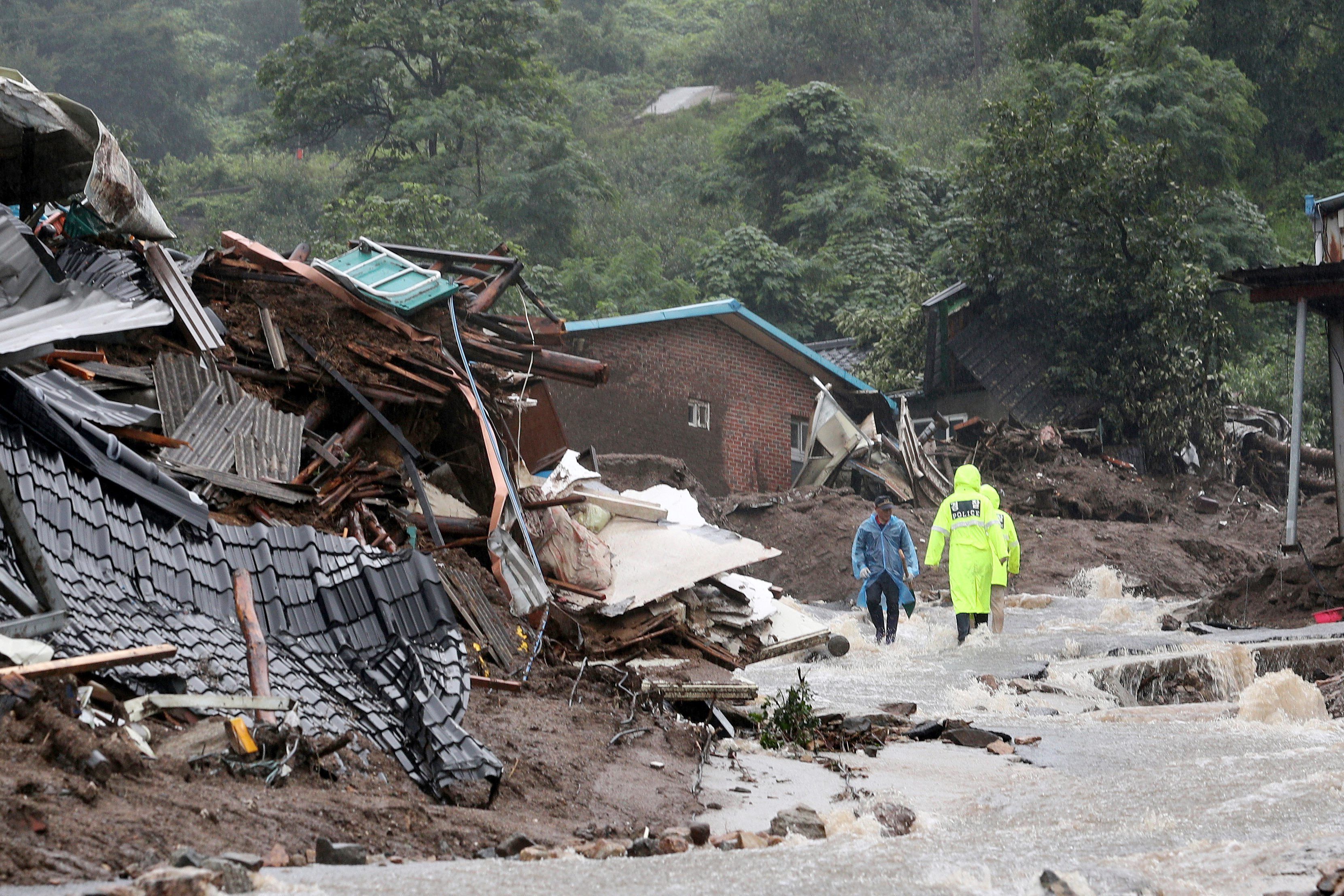 15.07.2023, Südkorea, Yecheon: Nach einem durch starken Regen verursachten Erdrutsch eingestürzte Häuser sind in Yecheon zu sehen.