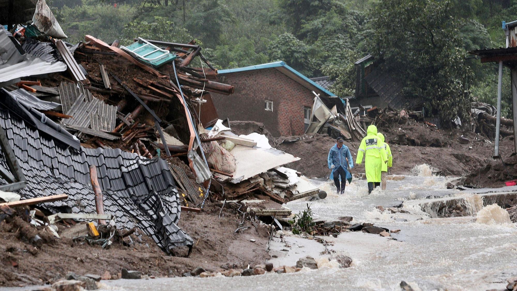 15.07.2023, Südkorea, Yecheon: Nach einem durch starken Regen verursachten Erdrutsch eingestürzte Häuser sind in Yecheon zu sehen.