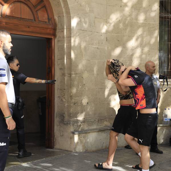 Polizisten führen die Verdächtigen zum Termin mit dem Haftrichter auf der Balearische Insel.