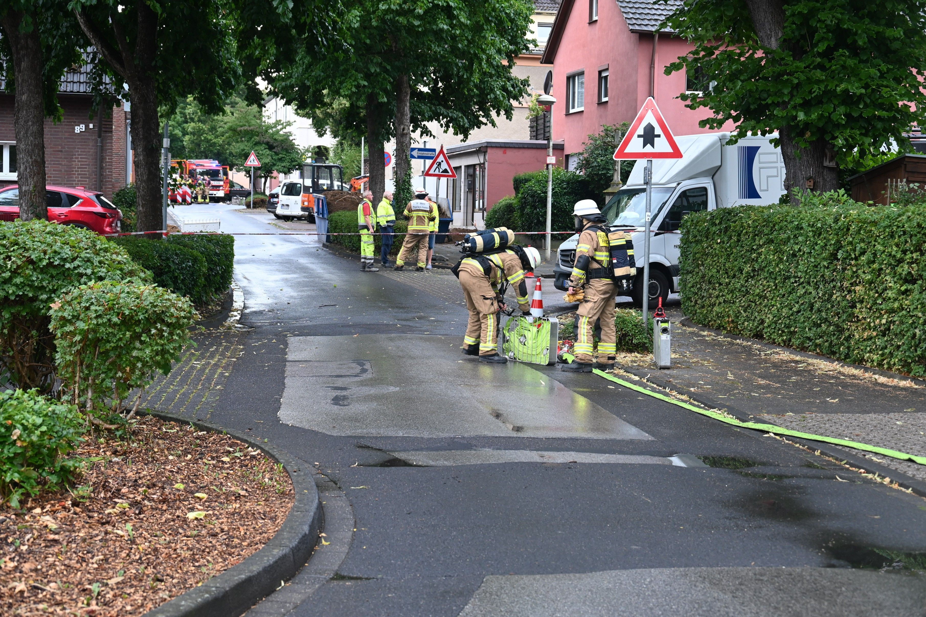 Feuerwehrleute in Frechen Bachem, nachdem ein Bagger auf einer Baustelle die Gasleitung beschädigt hatte.