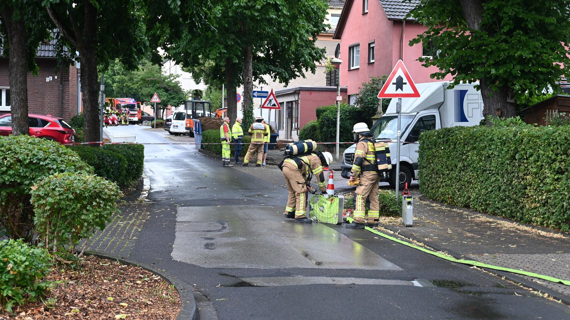 Feuerwehrleute in Frechen Bachem, nachdem ein Bagger auf einer Baustelle die Gasleitung beschädigt hatte.