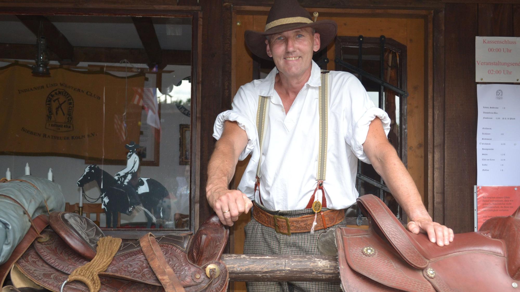 Ein Mann in einem Cowboy-Kostüm.