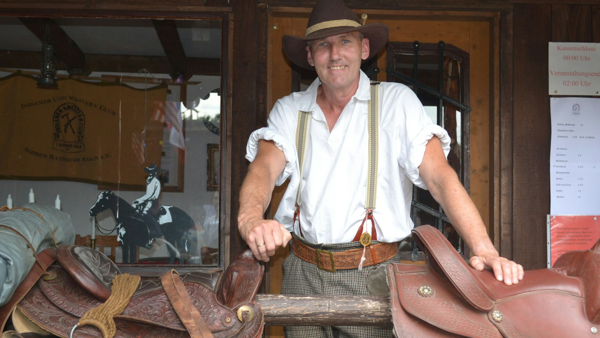 Ein Mann in einem Cowboy-Kostüm.