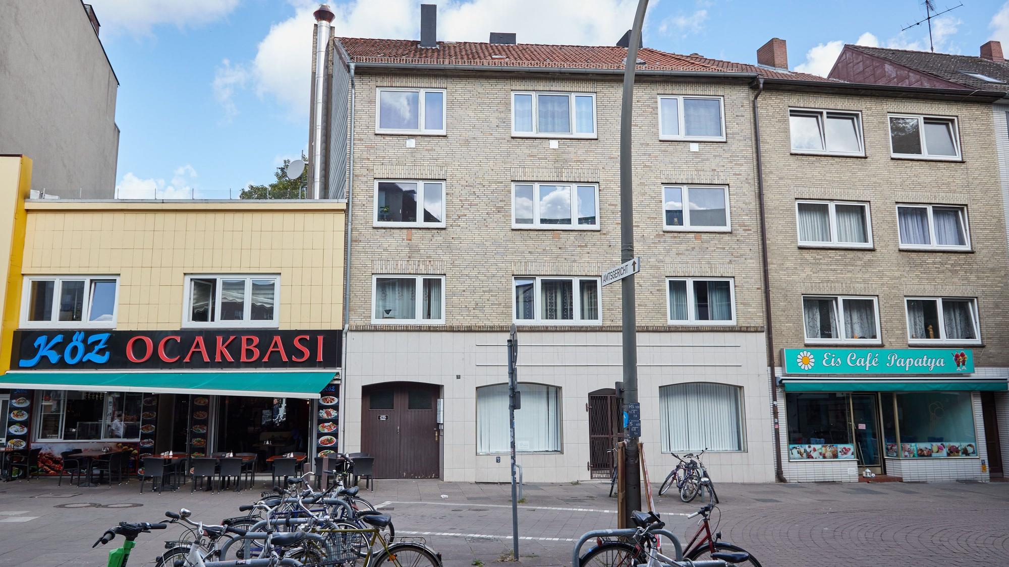 Blick auf ein Mehrfamilienhaus in Hamburg.