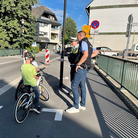Bürgermeister Dirk Runge mit Polizist Andreas Weidemann auf Streife in der Innenstadt