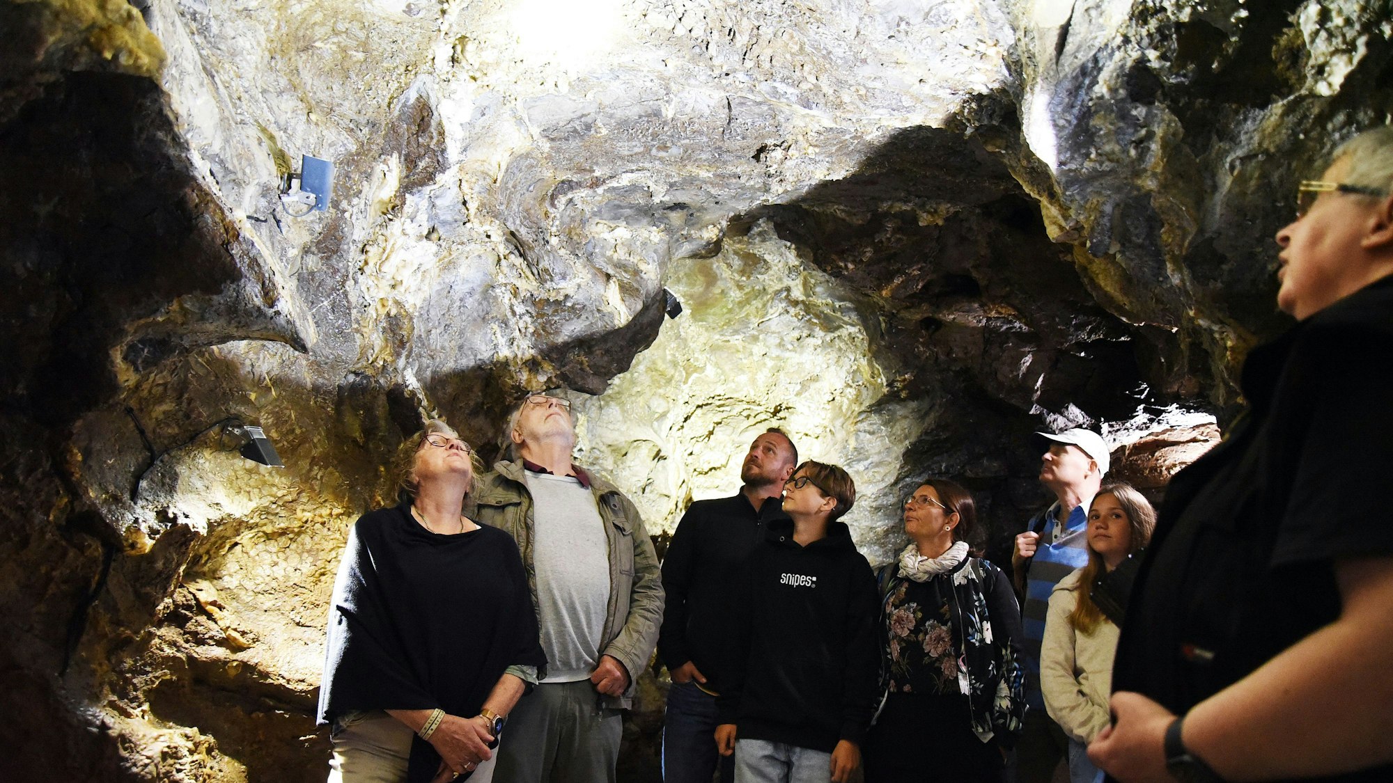 Die Besucher der Aggertalhöhle blicken staunend an die Decke