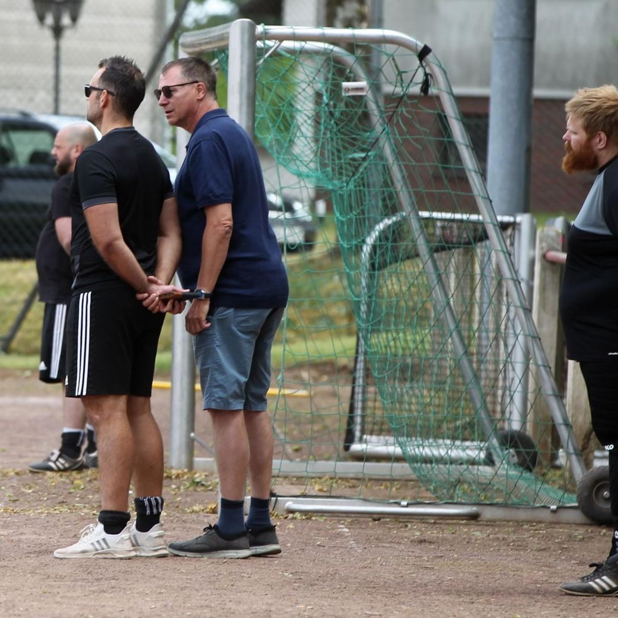 Kalls Vorsitzender Wolfgang Kirfel steht hinter Co-Trainer Thomas Klein uns spricht mit ihm.