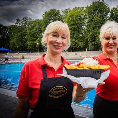 Der Klassiker unter den Schwimmbad-Genüssen: Pommes. Irina und Tatjana Becker präsentieren im Stadionbad die Portion Pommes.