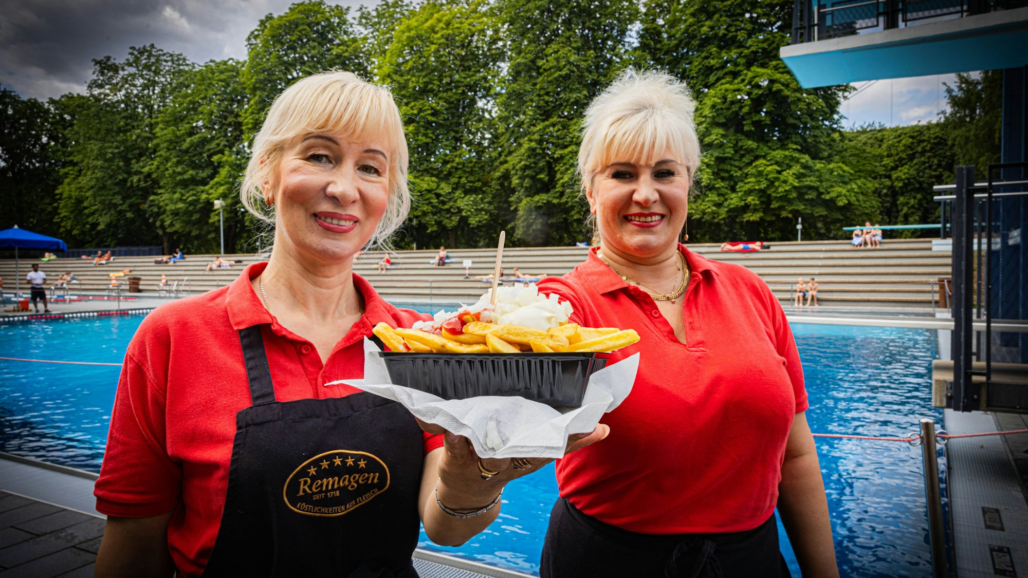 Der Klassiker unter den Schwimmbad-Genüssen: Pommes. Irina und Tatjana Becker präsentieren im Stadionbad die Portion Pommes.