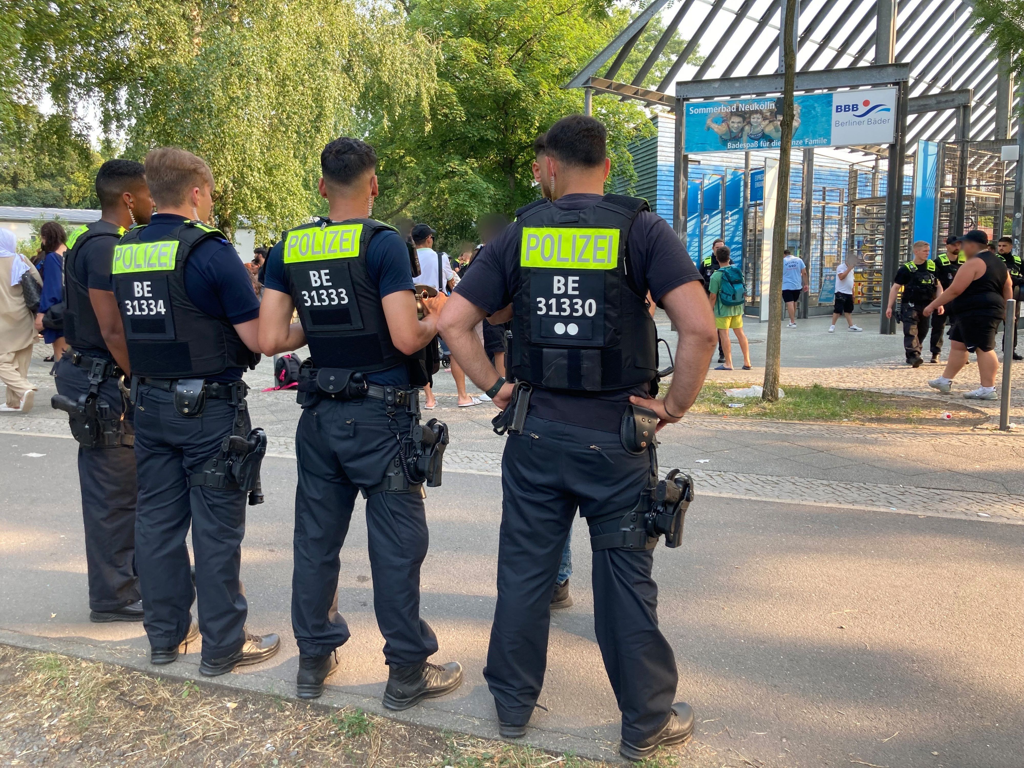 09.07.2023, Berlin: Polizisten stehen vor dem Eingang des Sommerbades in Neukölln, das wegen seiner Lage am Columbiadamm auch Columbiabad genannt wird.