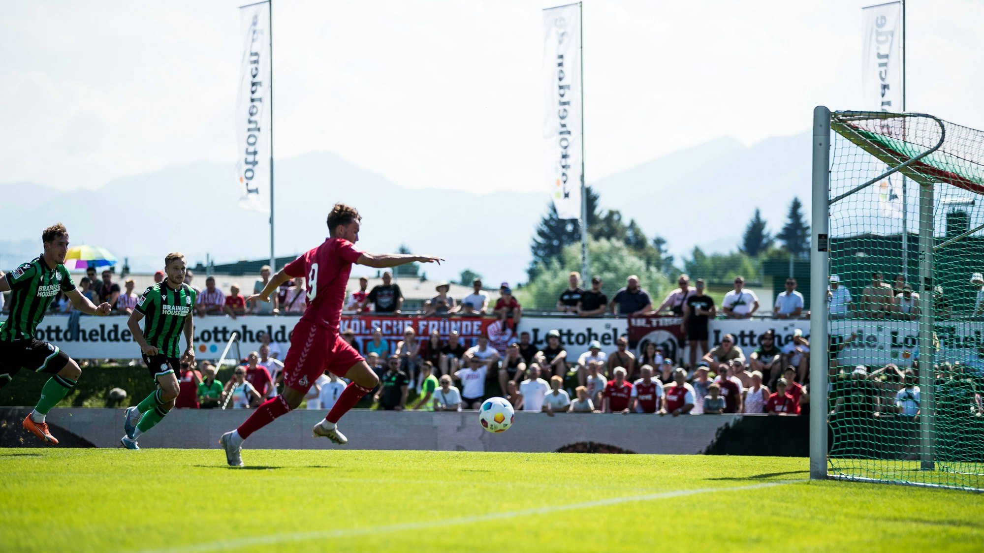 Luca Waldschmidt, Sommer-Neuzugang beim 1. FC Köln, steht alleine vor dem leeren Hannoveraner Tor.