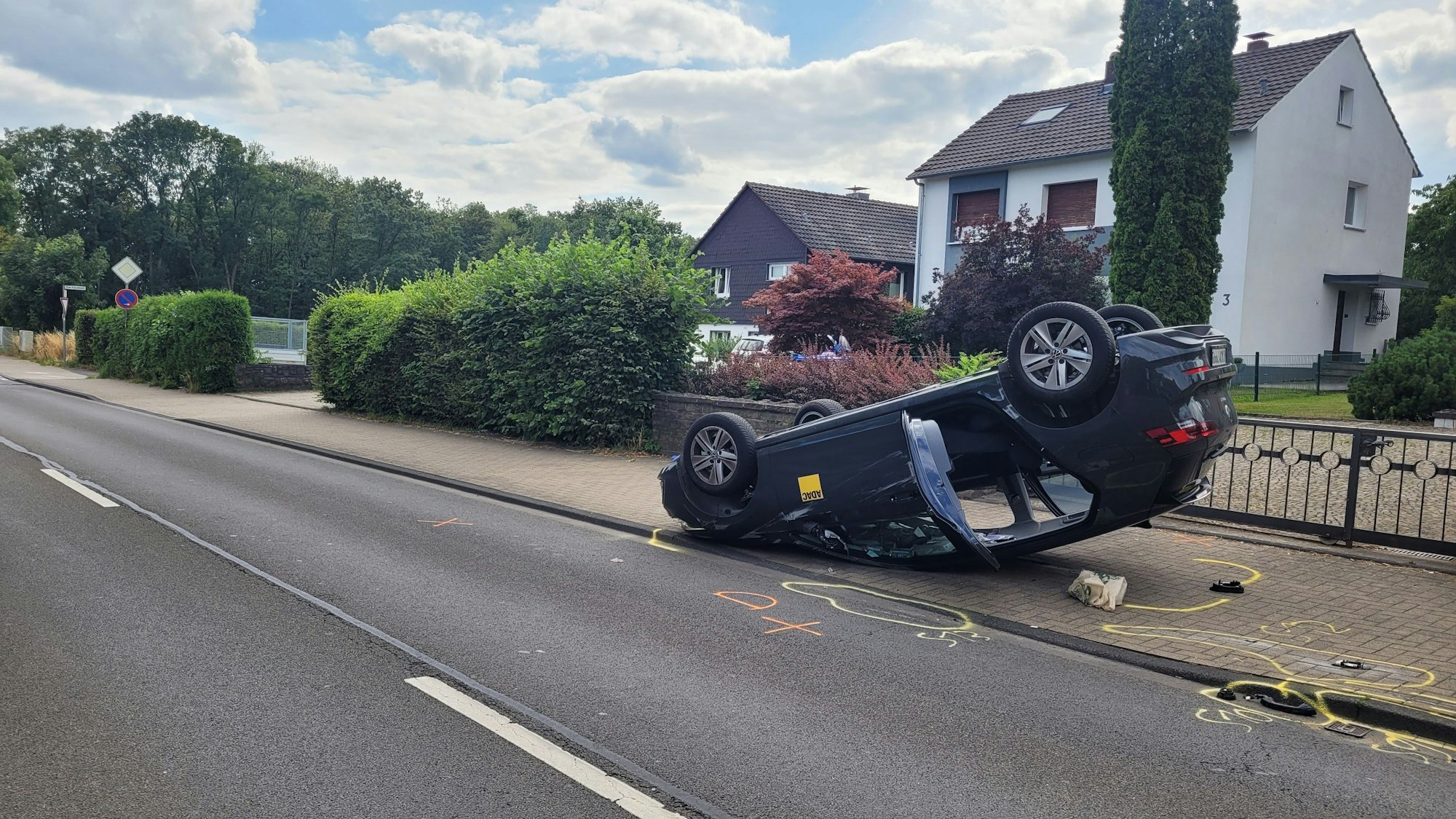 Bei dem Unfall in Herkenrath überschlug sich das Fahrzeug.