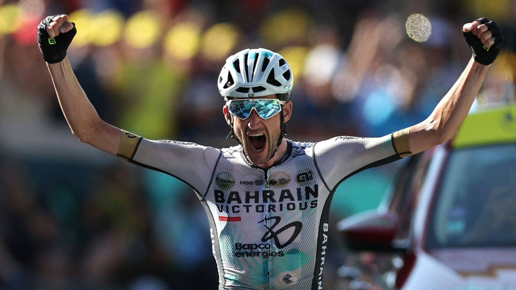 Wout Poels fährt über die Ziellinie am Saint-Gervais Mont-Blanc.