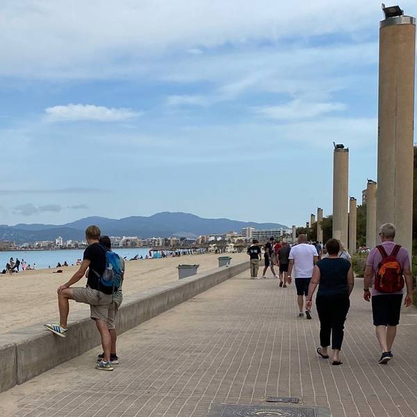 Personen gehen am Strand von Palma spazieren. (Symbolbild)