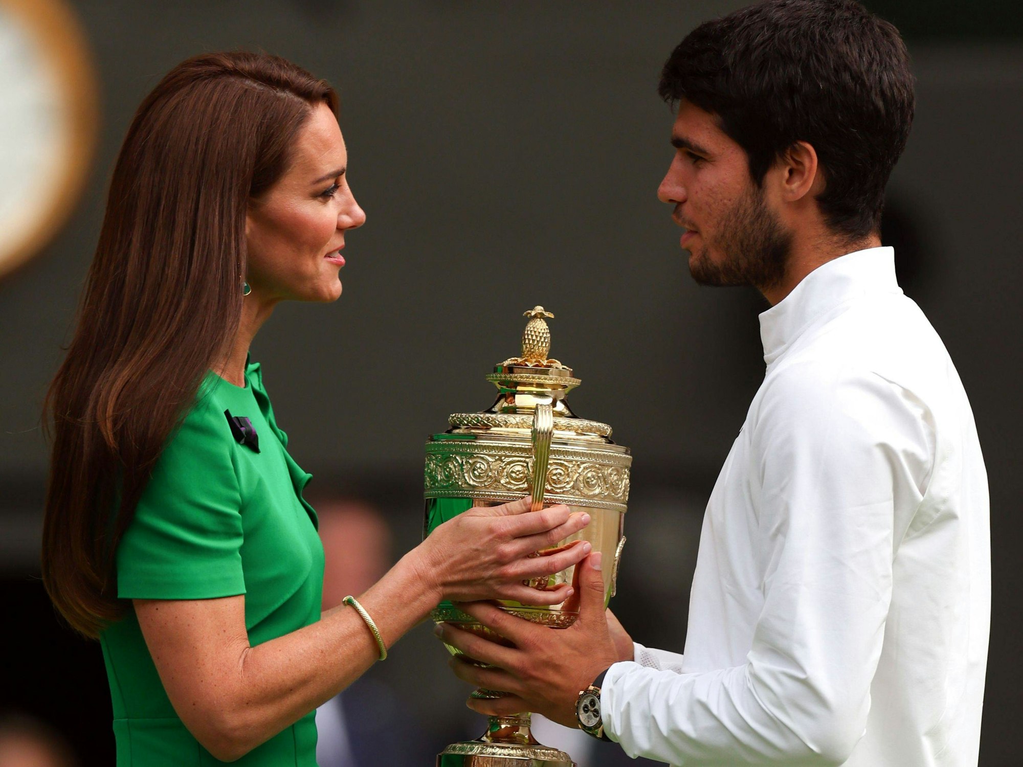 Prinzessin Kate überreicht Carlos Alcaraz den Wimbledon-Pokal.