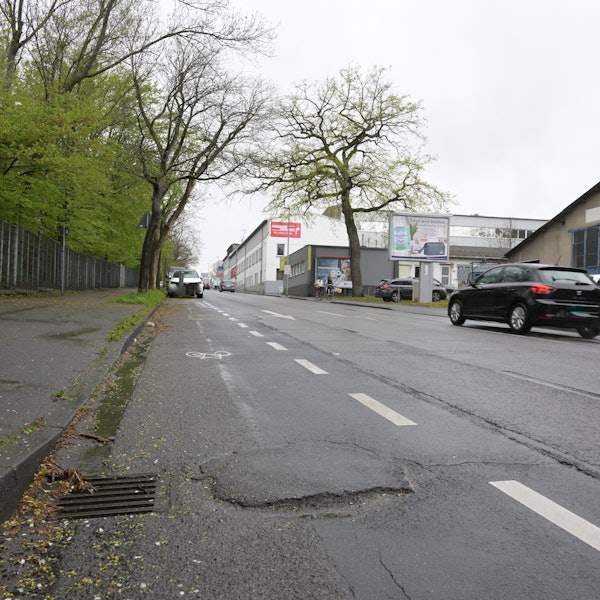 Das Foto zeigt die Fahrbahn der Paffrather Straße.