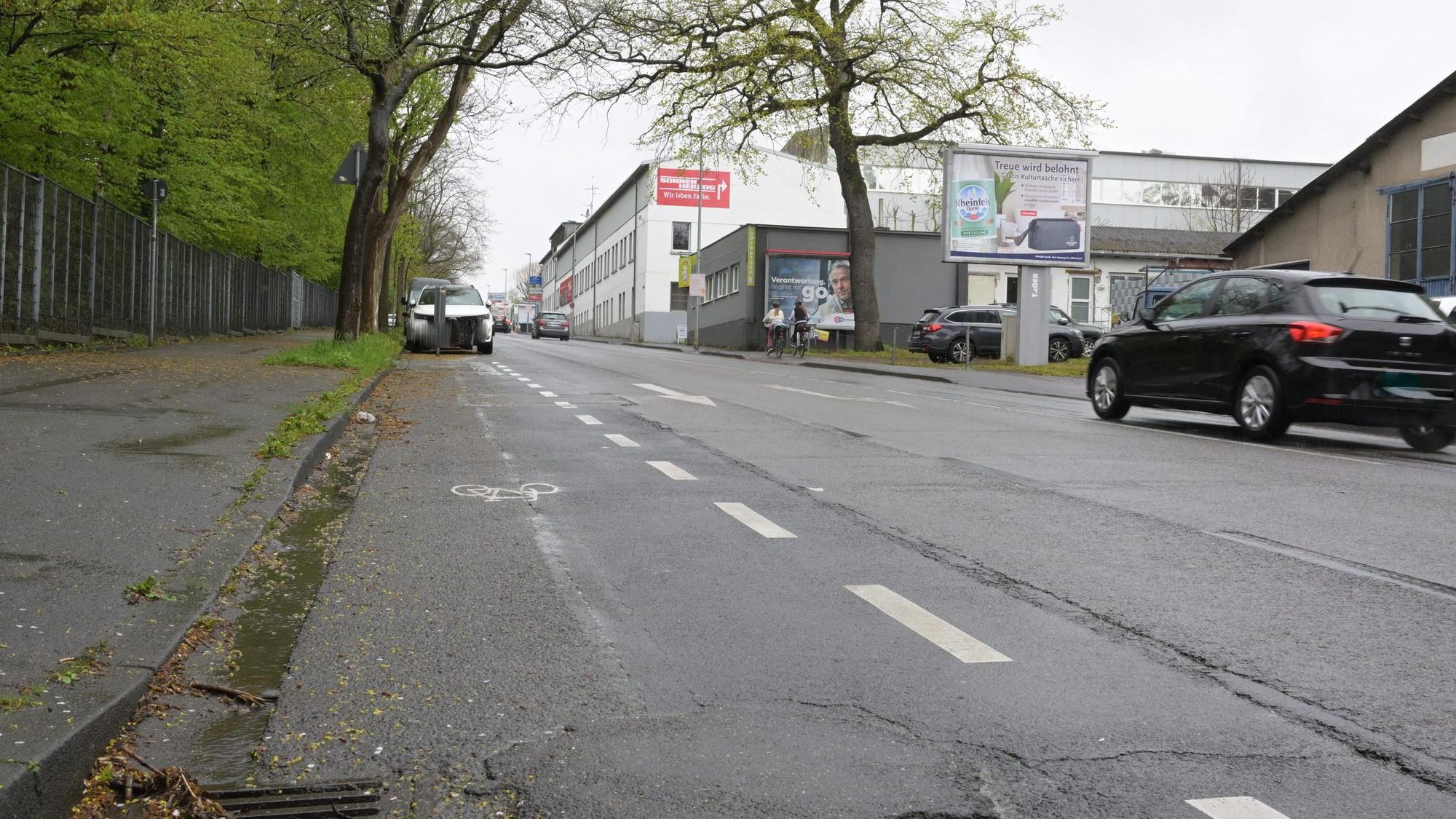 Das Foto zeigt die Fahrbahn der Paffrather Straße.