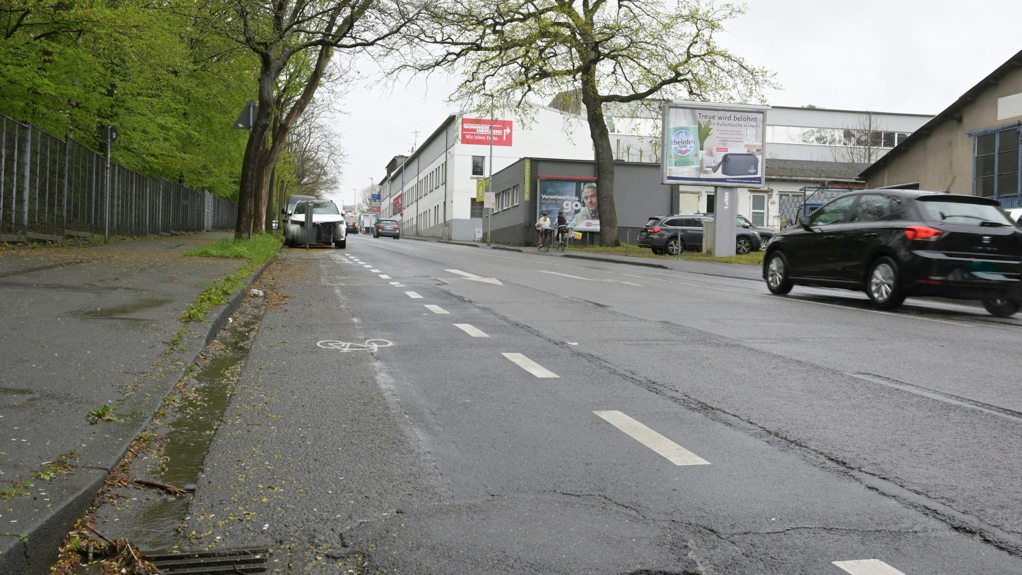Das Foto zeigt die Fahrbahn der Paffrather Straße.