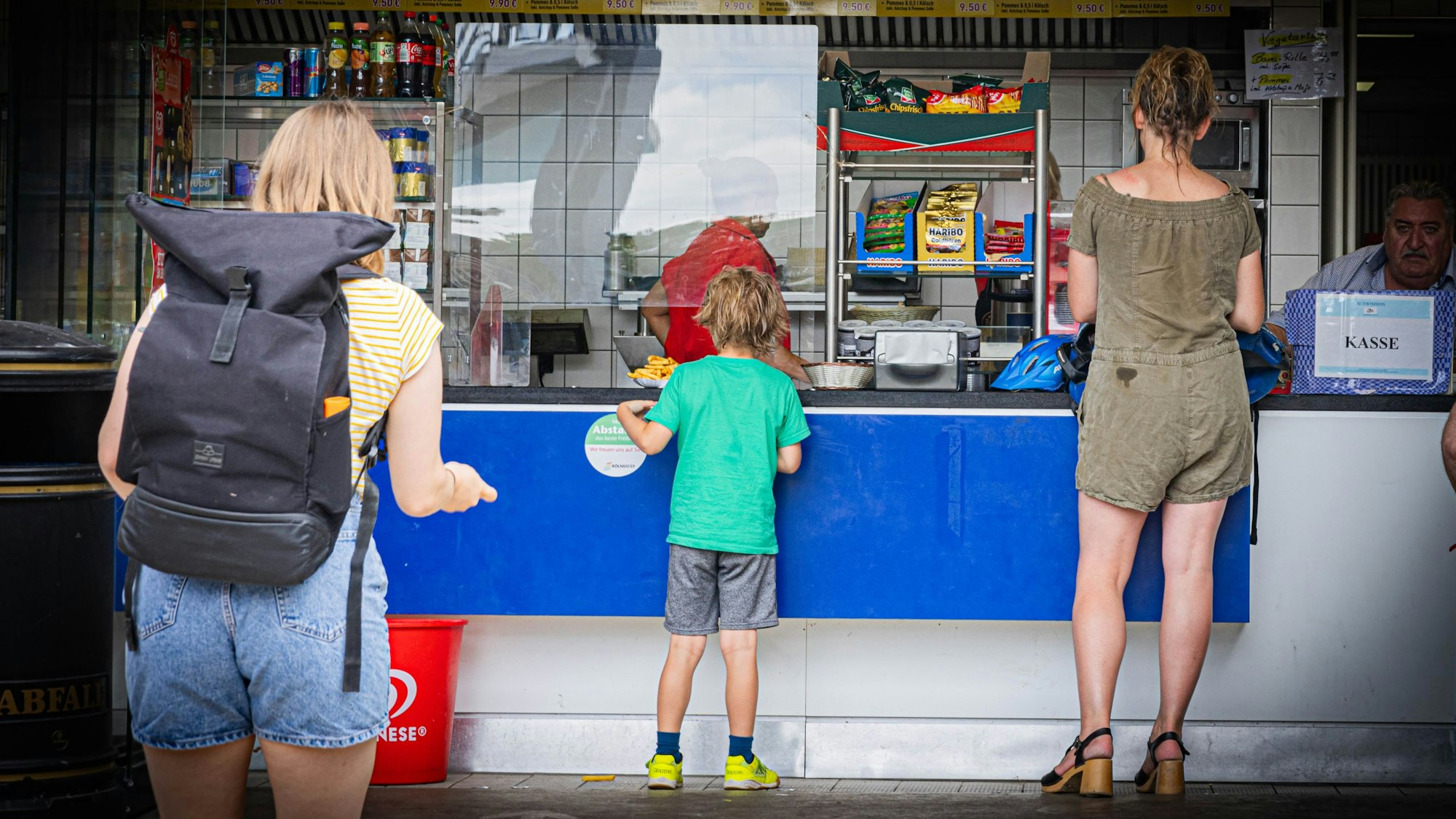 Warten auf die Pommes im Stadionbad.