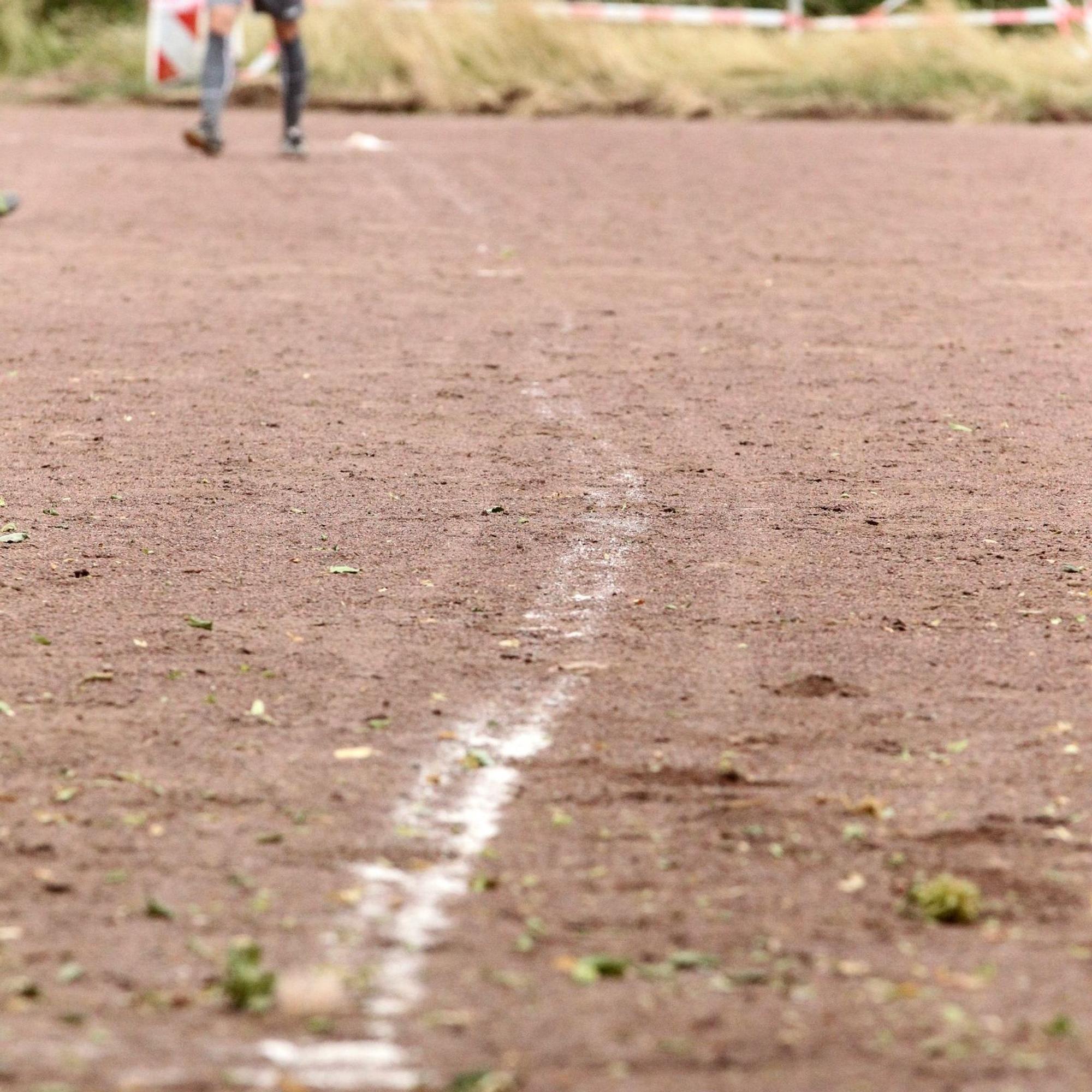 Die Mittellinie auf dem Sportplatz in Keldenich ist nicht gerade.