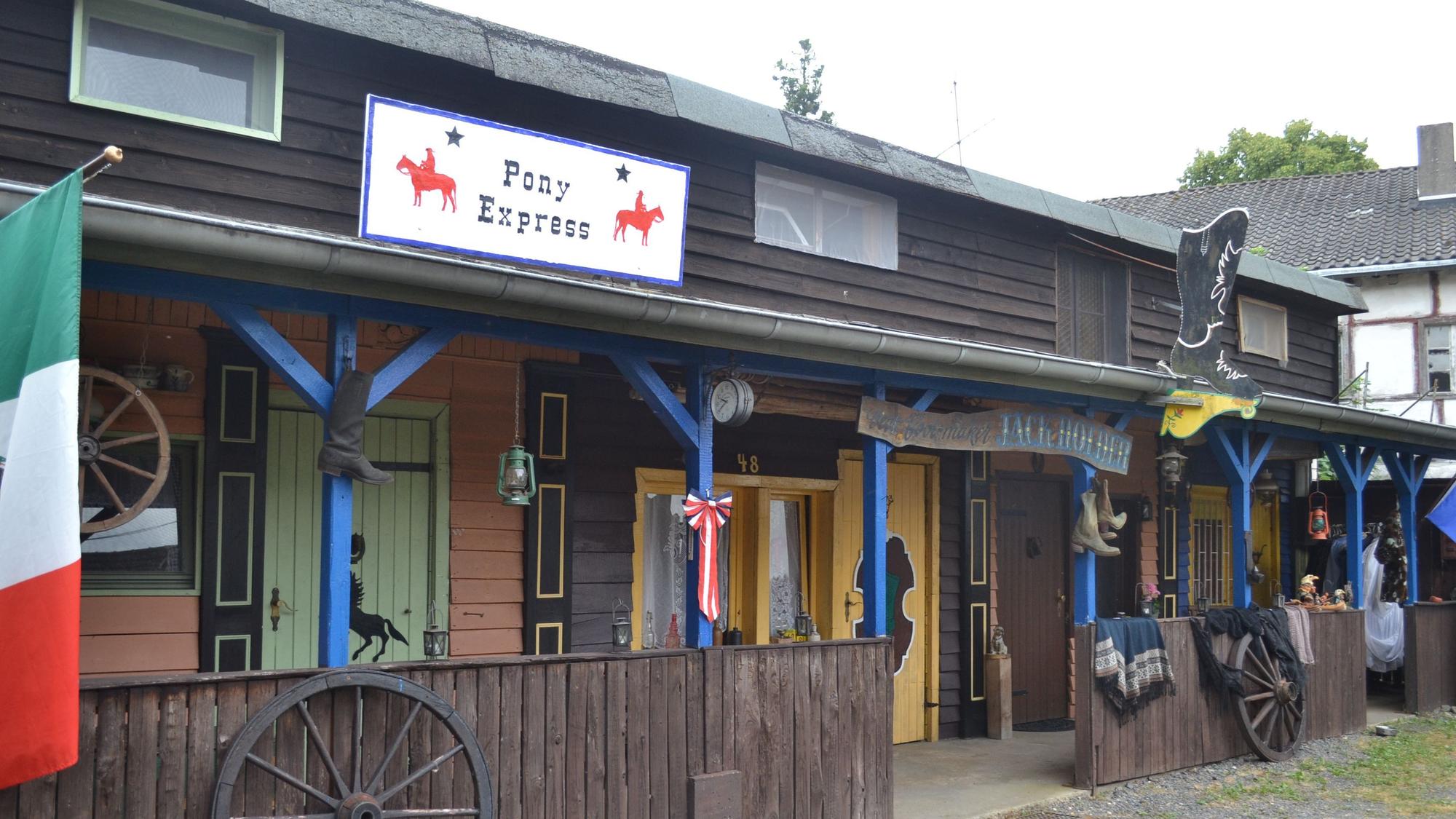 Ein Gebäude mit der Aufschrift „Pony Express“.