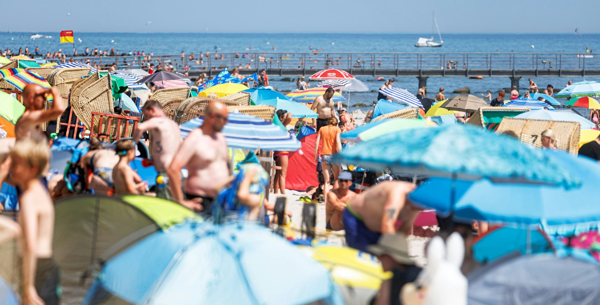 15.07.2023, Schleswig-Holstein, Grömitz: Urlauber geniessen den Sommer am Ostseestrand in Grömitz. Foto: Markus Scholz/dpa +++ dpa-Bildfunk +++
