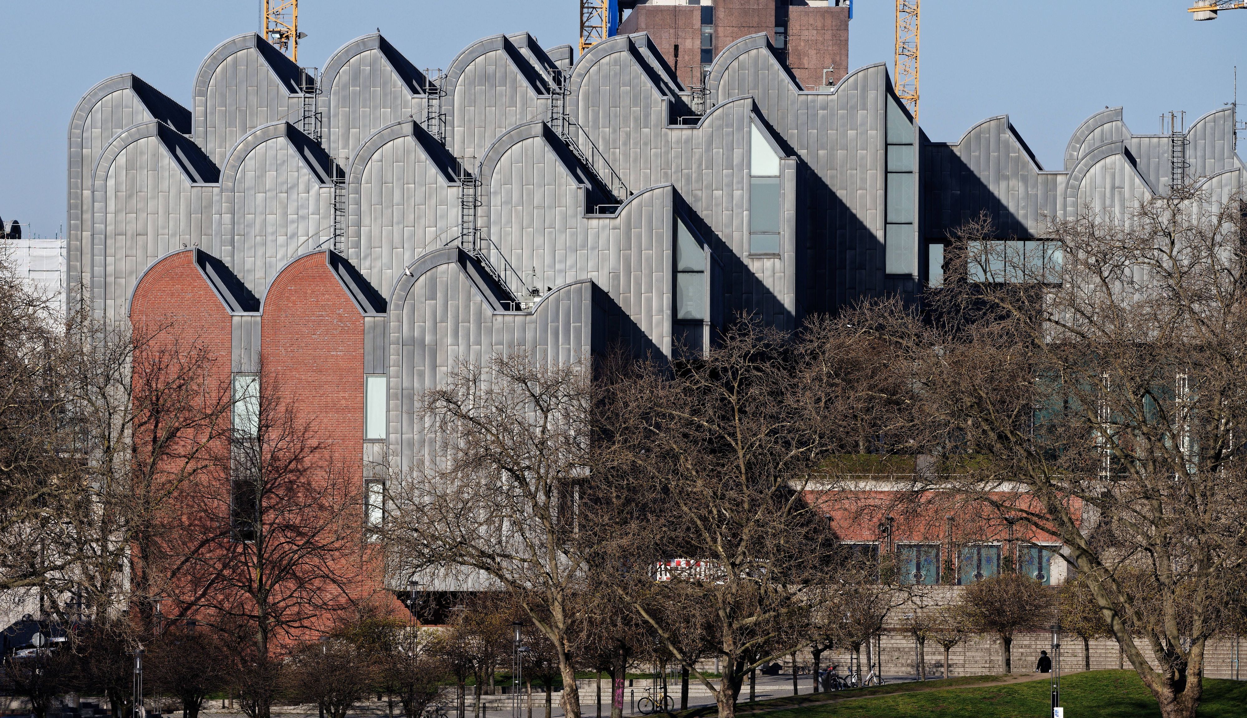 Das Museum Ludwig steht am Kölner Rheinufer.