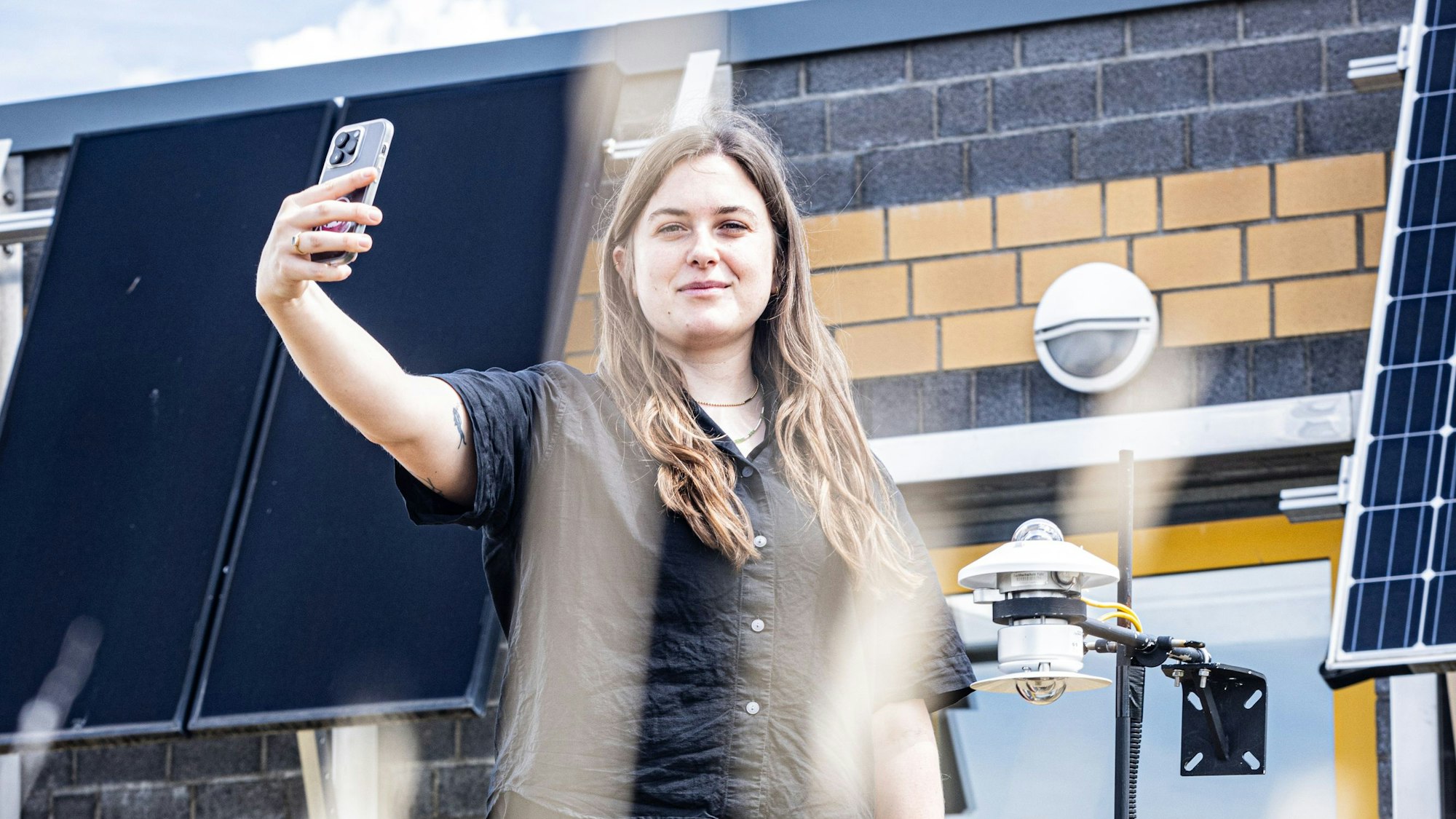 Unterwegs mit ihrem Smartphone ist Eva-Maria Grommes für ihren TikTok-Kanal.
