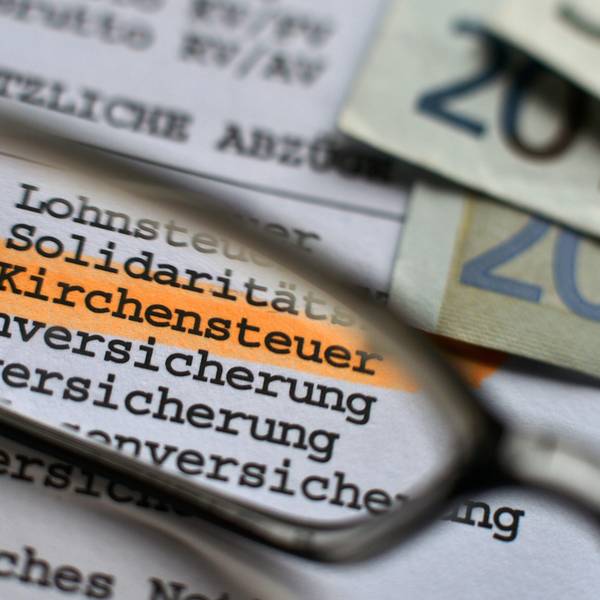 ARCHIV - 26.09.2012, Sachsen, Leipzig: ILLUSTRATION - Unter den gesetzlichen Abgaben ist auf einer Abrechnung die Kirchensteuer ausgewiesen. (zu dpa «Drei Viertel der Deutschen finden Kirchensteuer nicht zeitgemäß») Foto: Hendrik Schmidt/dpa-Zentralbild/dpa +++ dpa-Bildfunk +++