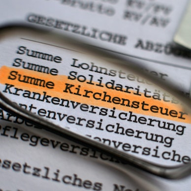 ARCHIV - 26.09.2012, Sachsen, Leipzig: ILLUSTRATION - Unter den gesetzlichen Abgaben ist auf einer Abrechnung die Kirchensteuer ausgewiesen. (zu dpa «Drei Viertel der Deutschen finden Kirchensteuer nicht zeitgemäß») Foto: Hendrik Schmidt/dpa-Zentralbild/dpa +++ dpa-Bildfunk +++