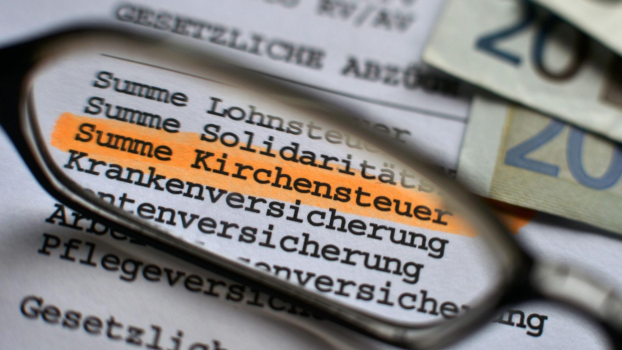 ARCHIV - 26.09.2012, Sachsen, Leipzig: ILLUSTRATION - Unter den gesetzlichen Abgaben ist auf einer Abrechnung die Kirchensteuer ausgewiesen. (zu dpa «Drei Viertel der Deutschen finden Kirchensteuer nicht zeitgemäß») Foto: Hendrik Schmidt/dpa-Zentralbild/dpa +++ dpa-Bildfunk +++