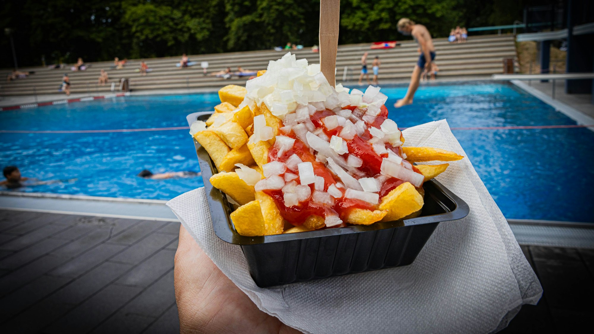 Die Pommes gibt es auch mit Zwiebeln.