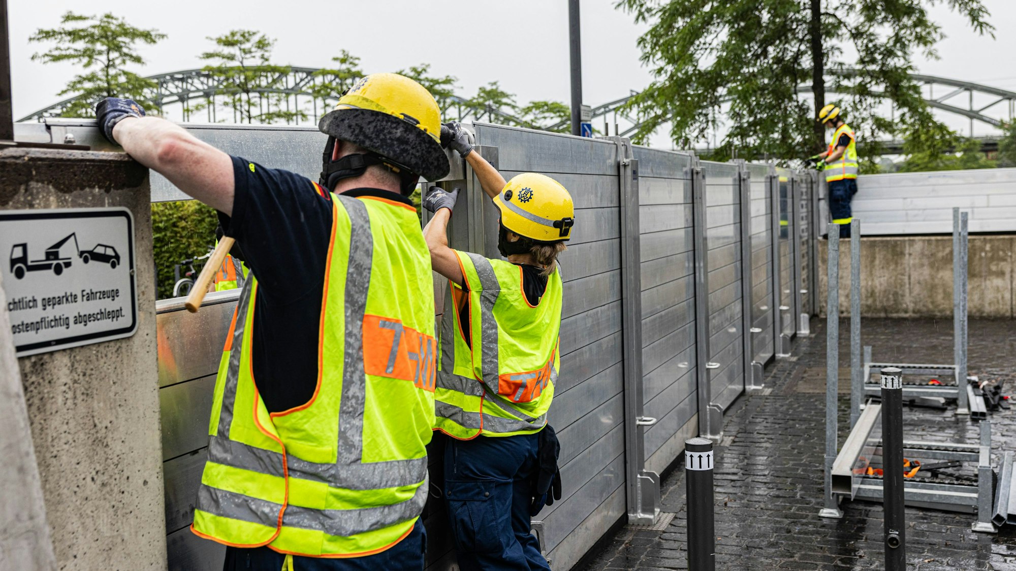 Das Einsetzen der einzelnen Elemente erfolgt in mühsamer Handarbeit.