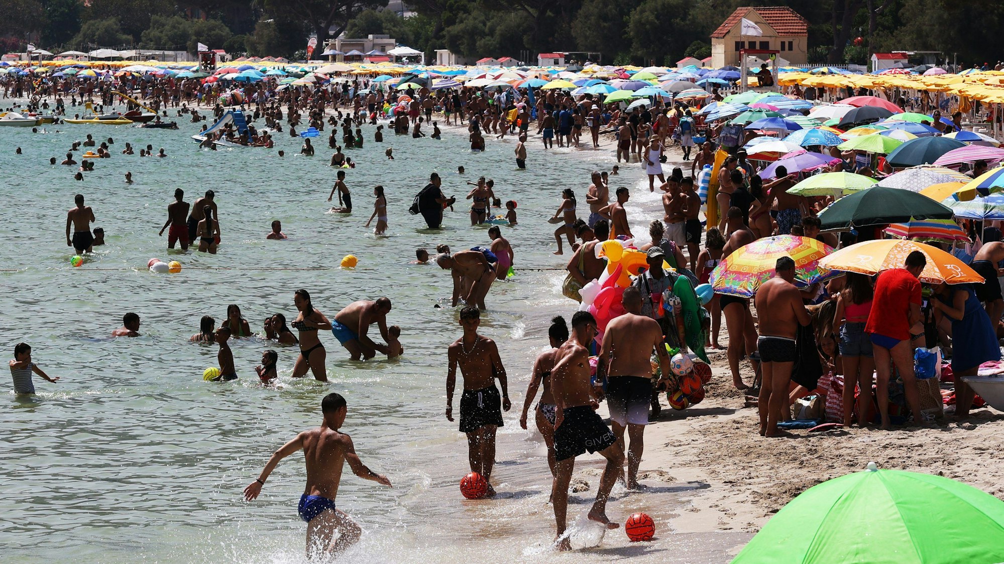 16.07.2023, Italien, Palermo: Zahlreiche Menschen sind am Strand von Mondello zu sehen.