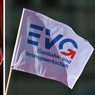 Das Logo der Deutschen Bahn (l.) und eine Fahne der Gewerkschaft EVG (Kombo).