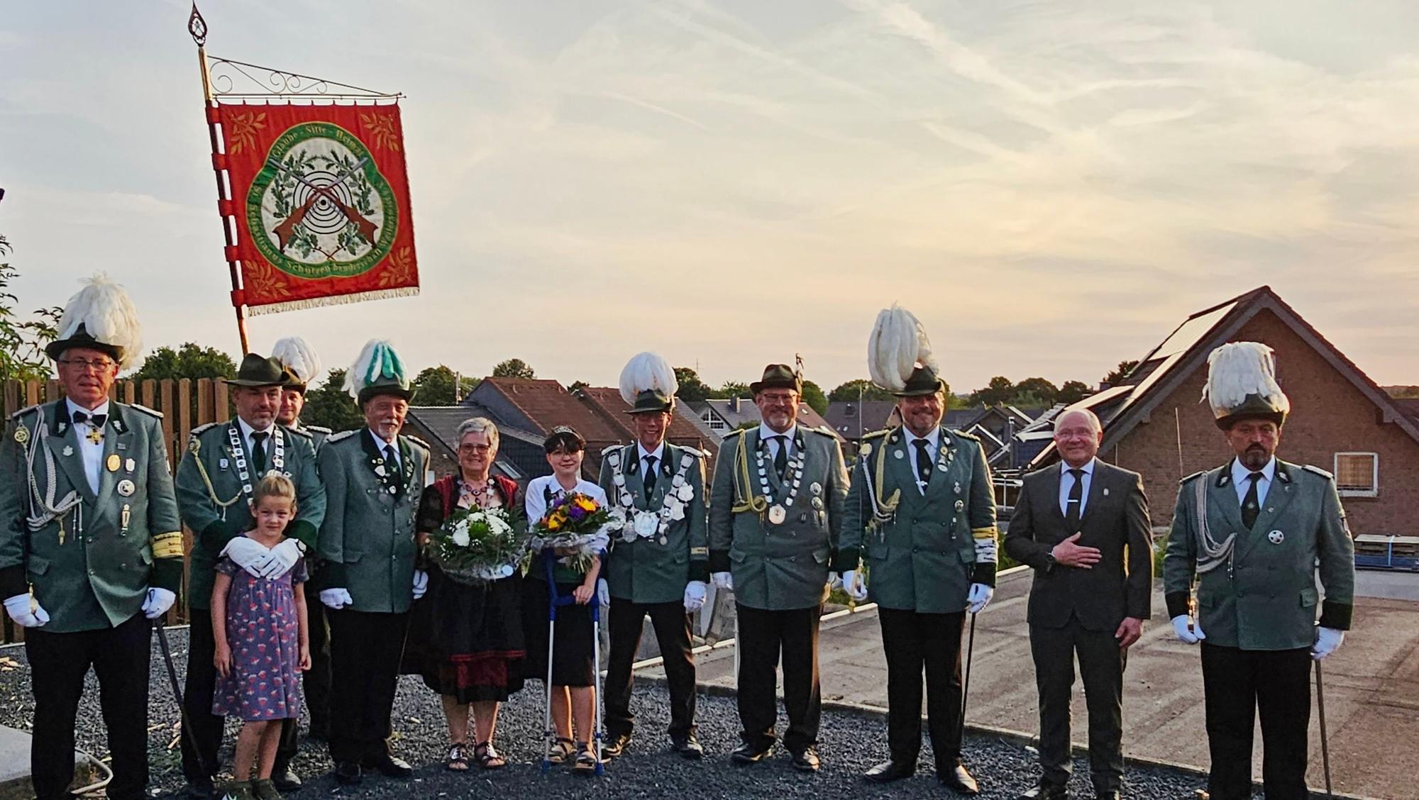 Die neuen Majestäten und die Vertreter der Weilerswister St.-Sebastianus-Bruderschaft haben sich mit der Fahne zum Gruppenfoto aufgestellt.