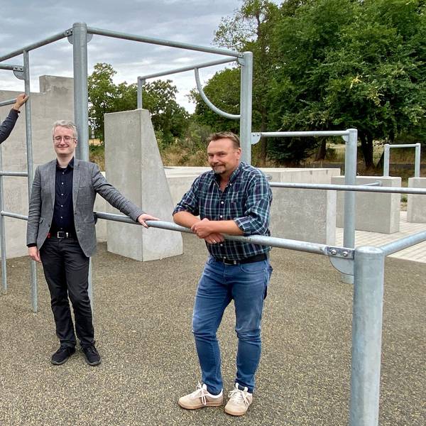 Auf dem Foto sind Markus Kröger, Matthias Neeser und Stephan Roesner vom Jugendbereich der Stadt zu sehen. Sie stehen an den neue Sportgeräten.