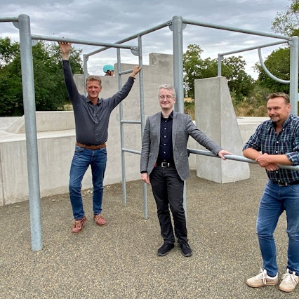 Auf dem Foto sind Markus Kröger, Matthias Neeser und Stephan Roesner vom Jugendbereich der Stadt zu sehen. Sie stehen an den neue Sportgeräten.