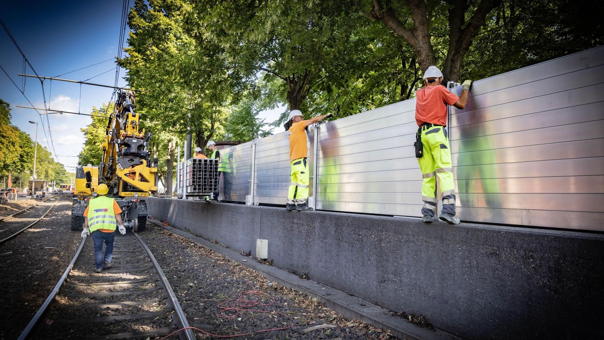 Am Heinrich-Lübke-Ufer wurden mobile Elemente auf die Mauern gebaut.