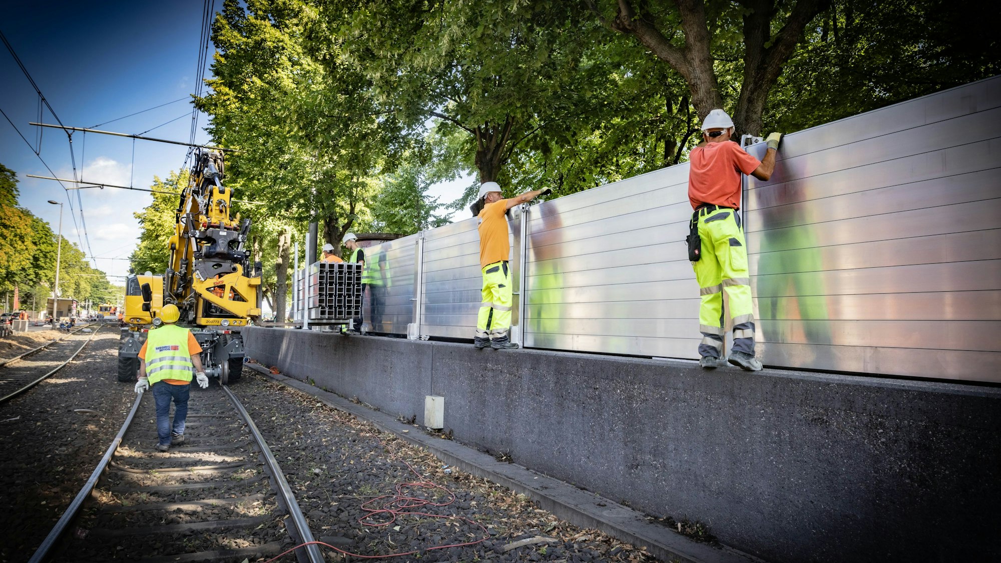 Am Heinrich-Lübke-Ufer wurden mobile Elemente auf die Mauern gebaut.