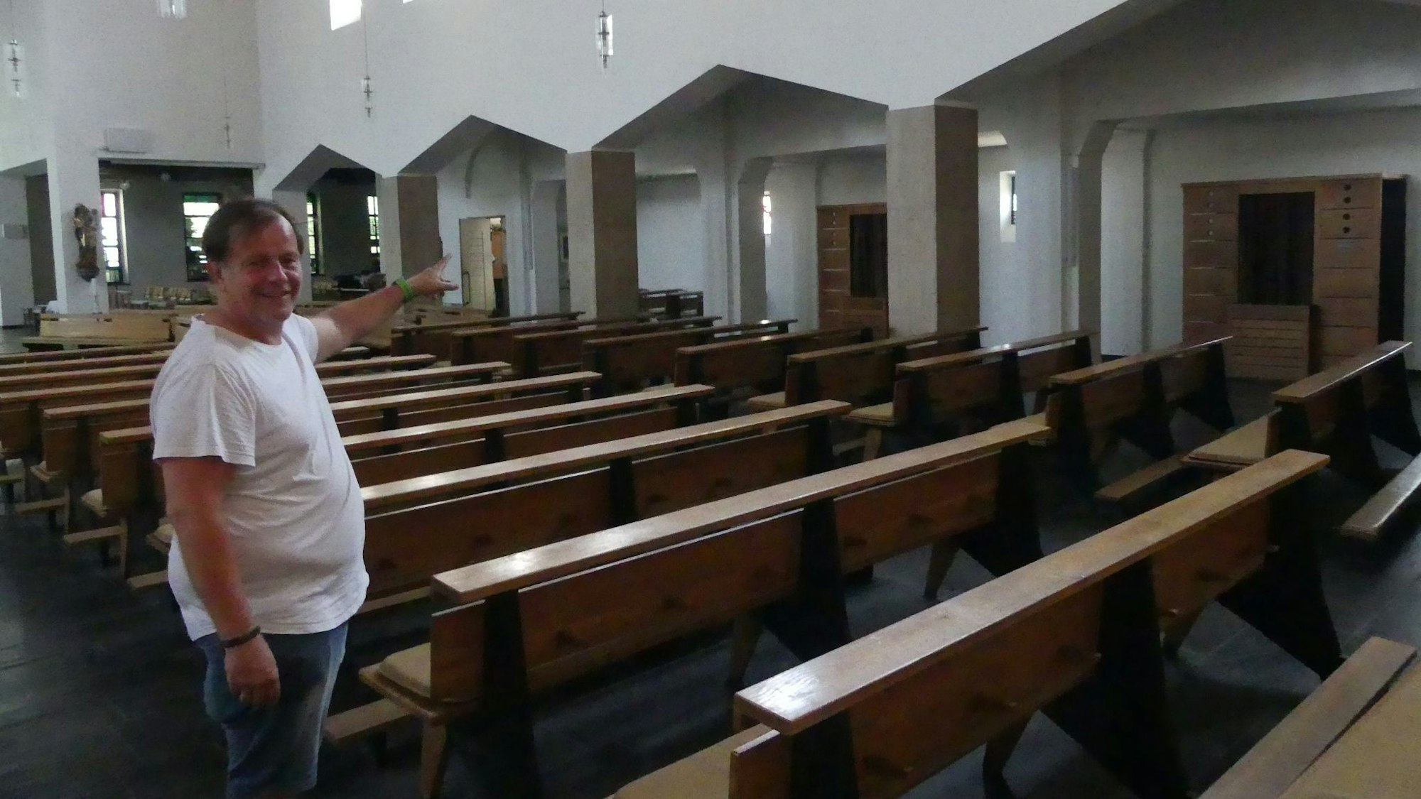Andreas Pauly steht zwischen den Bänken in der Barbarakirche.