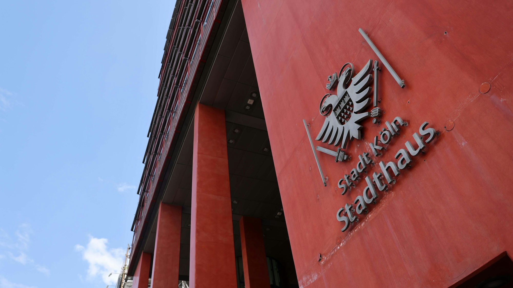 Das Wappen der Stadt Köln an der roten Wand des Stadthauses in Deutz.