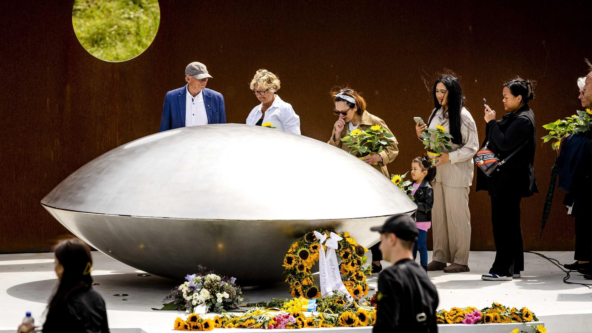 Angehörige der Opfer nehmen an der Gedenkfeier teil.