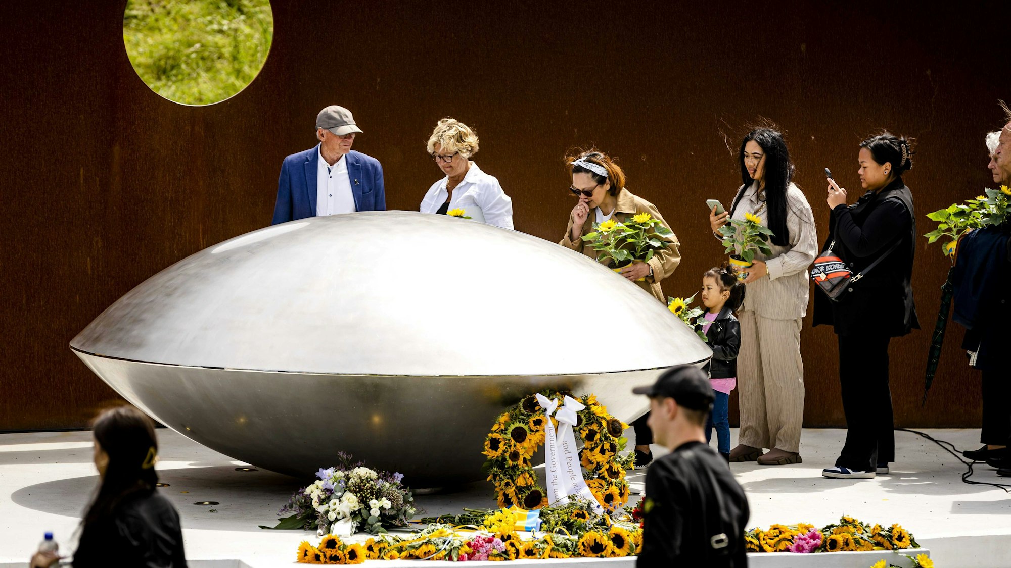 Angehörige der Opfer nehmen an der Gedenkfeier teil.