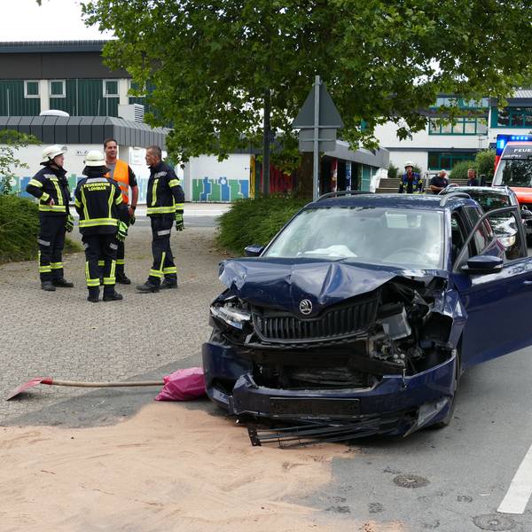 Ein beschädigtes Auto steht auf der Straße.