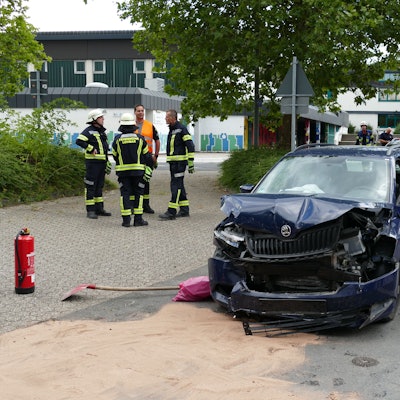 Ein beschädigtes Auto steht auf der Straße.