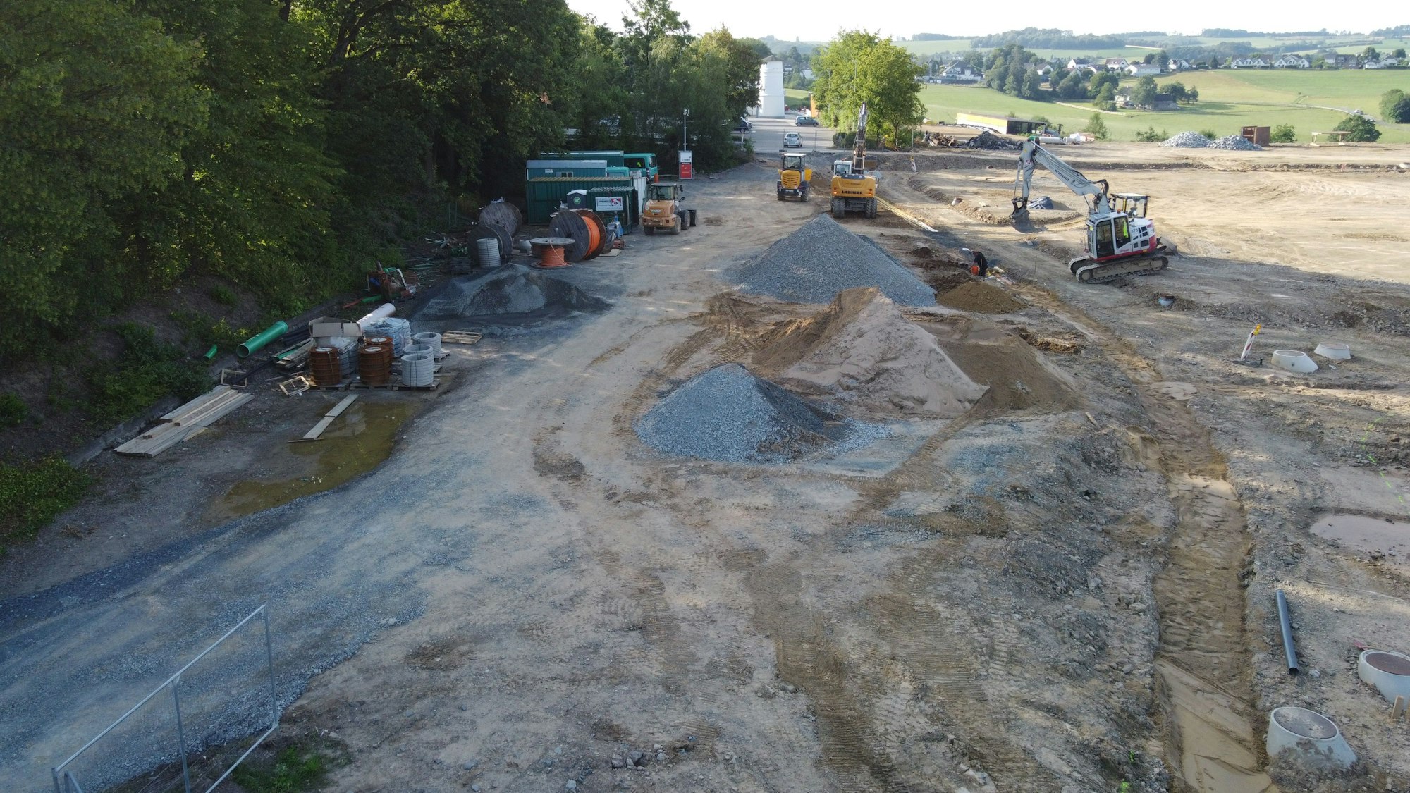 Bagger arbeiten auf dem Neubaugebiet „Am Altenlinder Feld“.